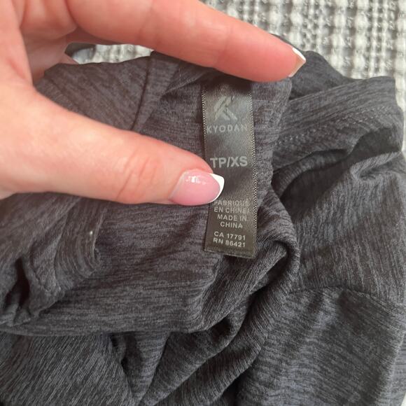 Kyodan Dark Gray Ruched Short Sleeve Workout Top Size XS - Picture 3 of 4